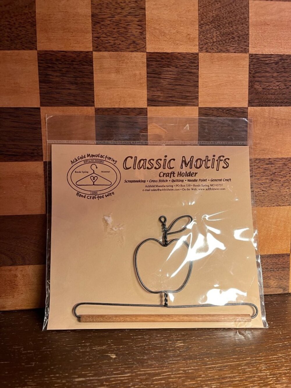 Classic Motifs Apple Craft Hanger A1251